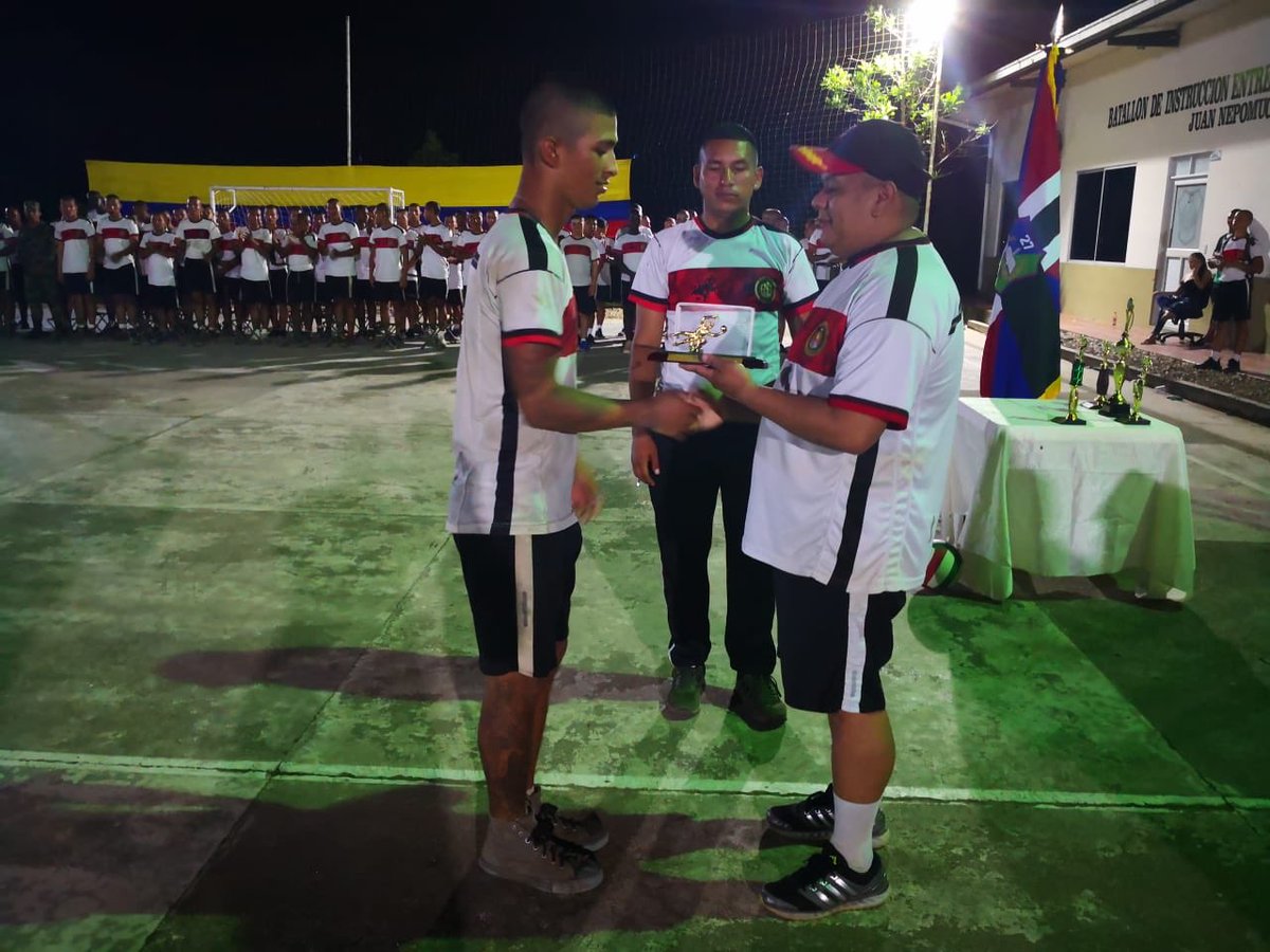Ejercito_Div6's tweet photo. En el #Biter27 en Santana #Putumayo las compañías que se encuentran en entrenamiento participaron del torneo relámpago de micro fútbol y voleibol, incentivando así el deporte en nuestros #HéroesBicentenarios https://t.co/6Rbf8zkD8U