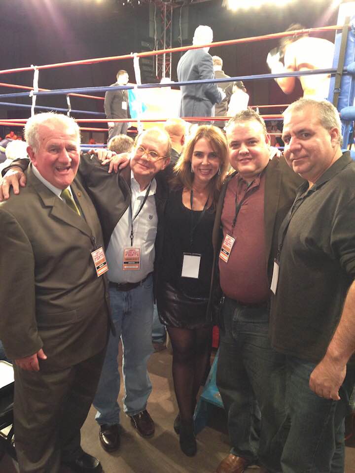 Beisbologo's tweet photo. Una de esas maravillosas veladas de boxeo con Harold Lederman (RIP) y los colegas @ricardobrown @lourdesubieta @jorgeebro y el gran amigo y promotor @RiDobal.
Dios tenga a Harold en el ringside juzgando las mejores batallas de boxeo en el cielo. https://t.co/vmq8JQx6h8