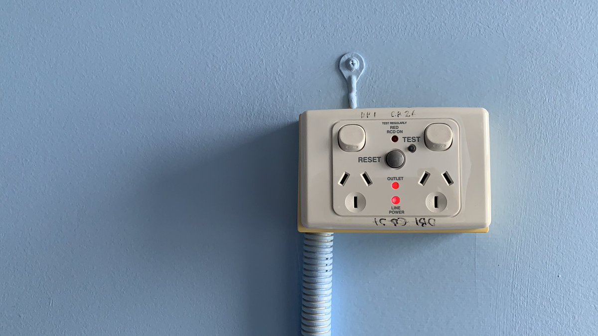 APowerpoints's tweet image. fancy outlet. two powerpoints. red lights. 8.5/10