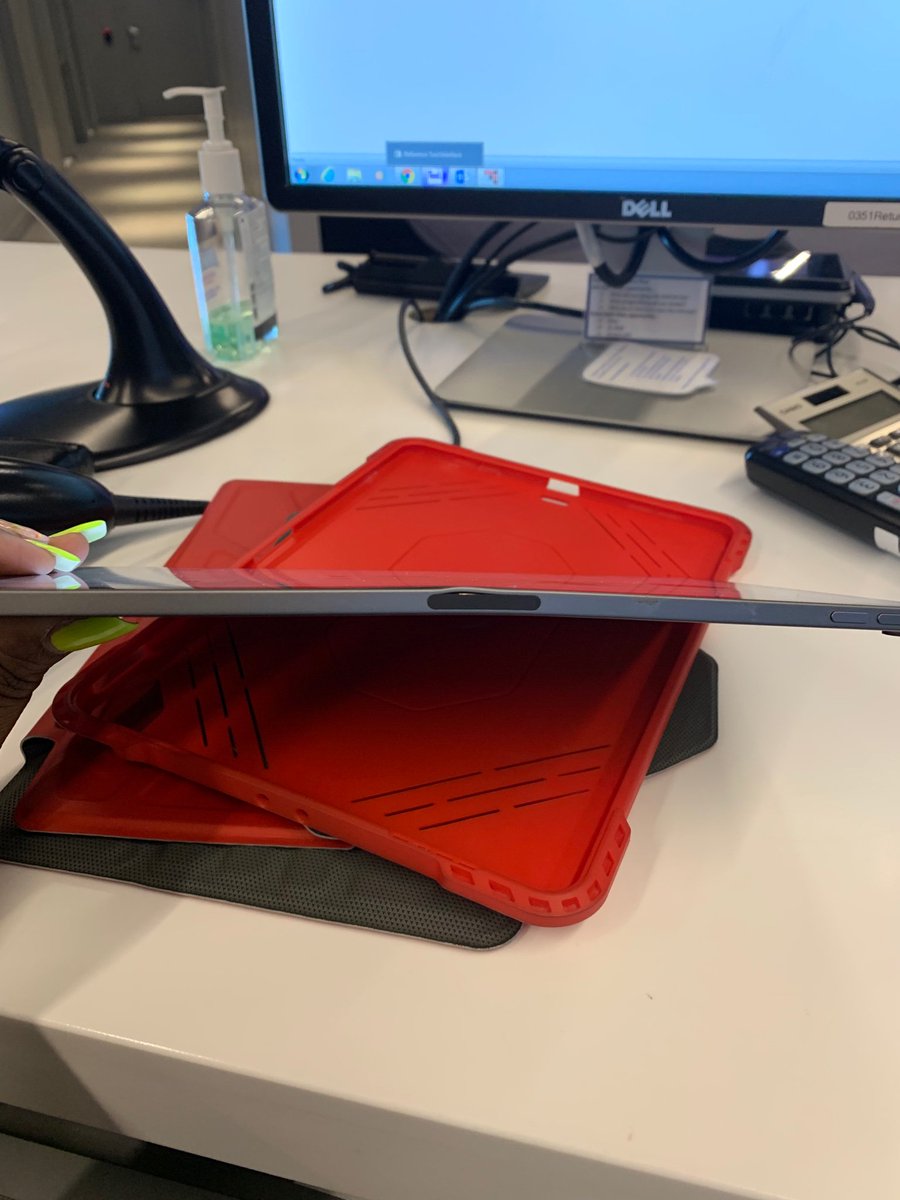THUNDA_THIGHSS's tweet photo. Purchased @Apple iPadPro 11/09/18 Took IPad out of @Targus case Thursday noticed it has warping/bent. Contacted @AppleSupport was told that it was normal and it is working properly after diagnostics...Not acceptable.  Who is responsible for this happening @Apple or @Targus? https://t.co/x4jO8Fg6lP