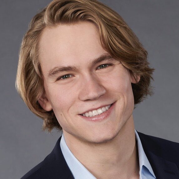 sullivan1224's tweet photo. I knew John Paul Jones looked familiar 🤔 #TheBachelorette https://t.co/U9AQDyeokj