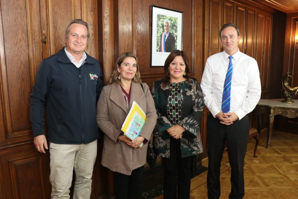Nora_Cuevas's tweet photo. Hoy me reuní con Ministro @Felipeward para avanzar en mesa de trabajo para @SanBernardocl https://t.co/j7vN0DBXd9