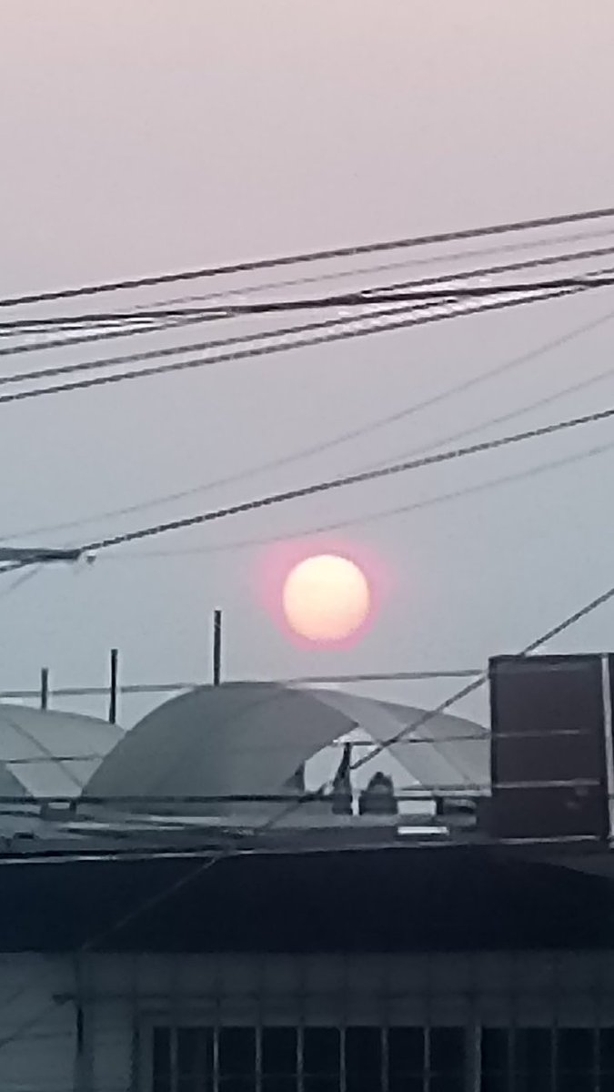 Feixima's tweet photo. El sol desde Puebla.
#nollevabacámara #solrojo #solnaranja @SkyAlertStorm https://t.co/nGFHLo7hFa