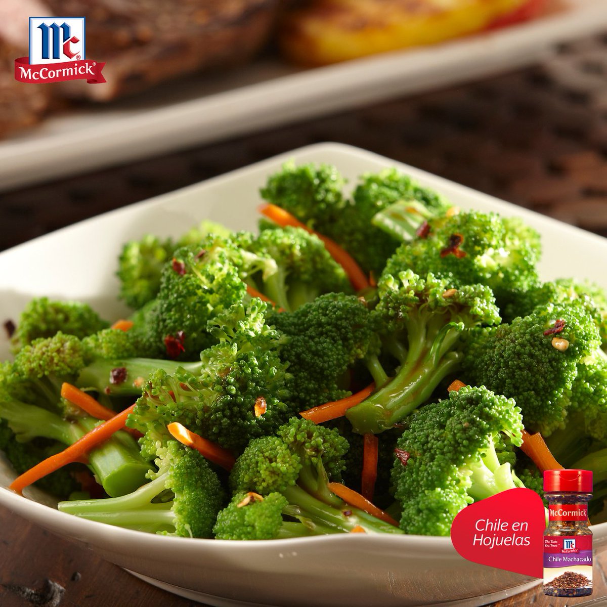 Dale actitud a tus vegetales al vapor con el poderoso y vibrante sabor de nuestro Chile en Hojuelas McCormick 🌶️. Hicimos una mezcla de 1/4 de taza de aceite de oliva con 1 cdita. de Chile en Hojuelas y bañamos unos trocitos de brócoli y tiras de zanahoria.  🥦😎