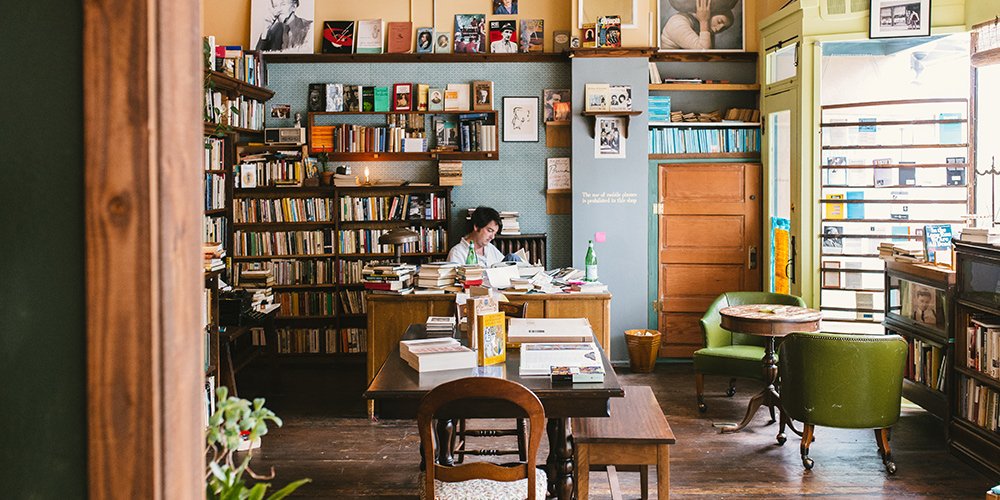 OCAC_edu's tweet photo. "The Closing Chapter"—this Wednesday (5/15) at @motherfoucaults Bookshop: 📖 Join OCAC Book and Print from 7–9 PM for the final OCAC artist book event.

Students will present books/prints/zines. Some work for sale! Refreshments served. #artandaboutpdx #pdxevents https://t.co/JtjEQvRZH0