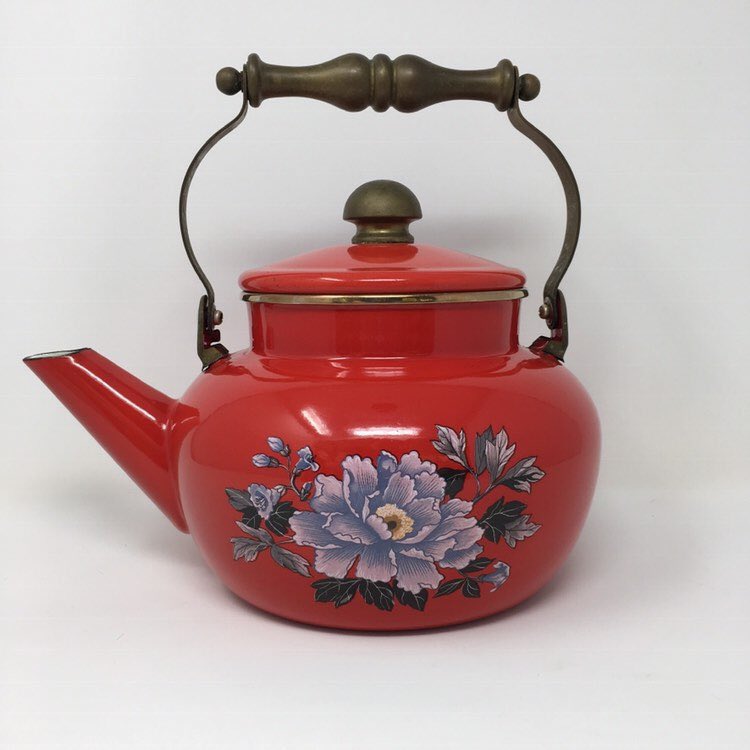 Atlantiques5's tweet photo. Brand new from my #etsy shop: Gorgeous vintage red Enameled ware tea pot kettle with ornate brass handle - ready to use! Stunning peony design  #tea #housewarming #fancyteapots #teapotswithlids #brasshandledpots #peonies https://t.co/Lx0P1yCrEm https://t.co/5urDudn3yf