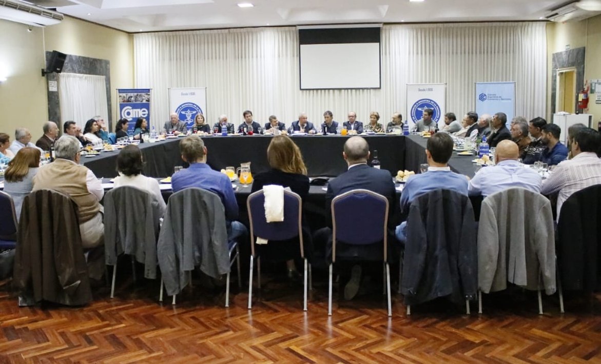 PrensaBettina's tweet photo. Participando de la cena anual de la #CamaraDeComercioEIndustria de Salta escuchando las inquietudes y problemáticas de un sector que es fundamental para el crecimiento de nuestra provincia.
#ComercioSalta https://t.co/DzpqJLMZ69