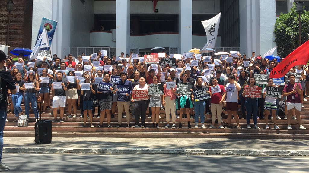tinigngplaridel's tweet photo. NOW HAPPENING: UP students mass up at the AS steps to protest against election fraud and anomalies. 

#LabanBayan
#FightTyranny
#Eleksyon2019 https://t.co/HB6adgf0DY