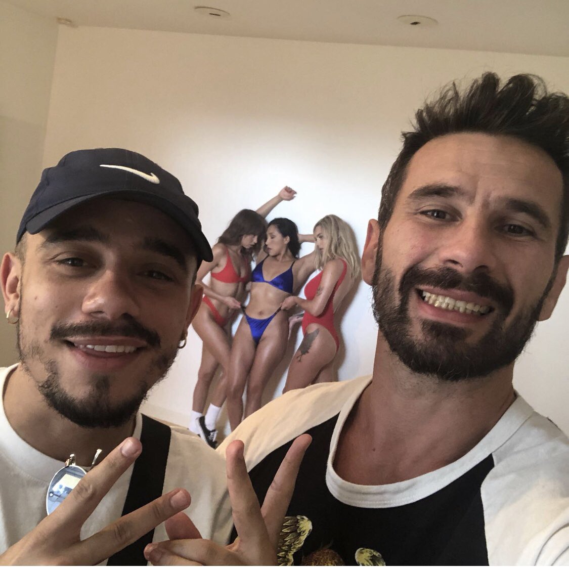 ManuelFerraraTV's tweet photo. Petit bonjour d’ LA avec le frérot @MisterVonline et des copines https://t.co/EQ7e8oIwMe