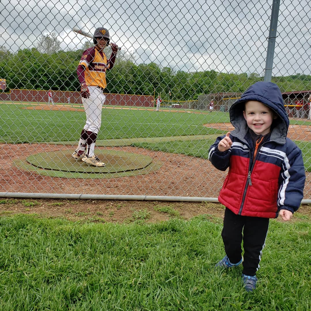CathyNickoson's tweet photo. Wonderful when Keegan has friends come to watch him play but this little guy is special!! #BetterTogether #rosssenior2019 #proudmom #rossbaseball #littlebrother @coachnickoson @Knickoson42 @RossRamsBsbl https://t.co/xzf9kwGzzj