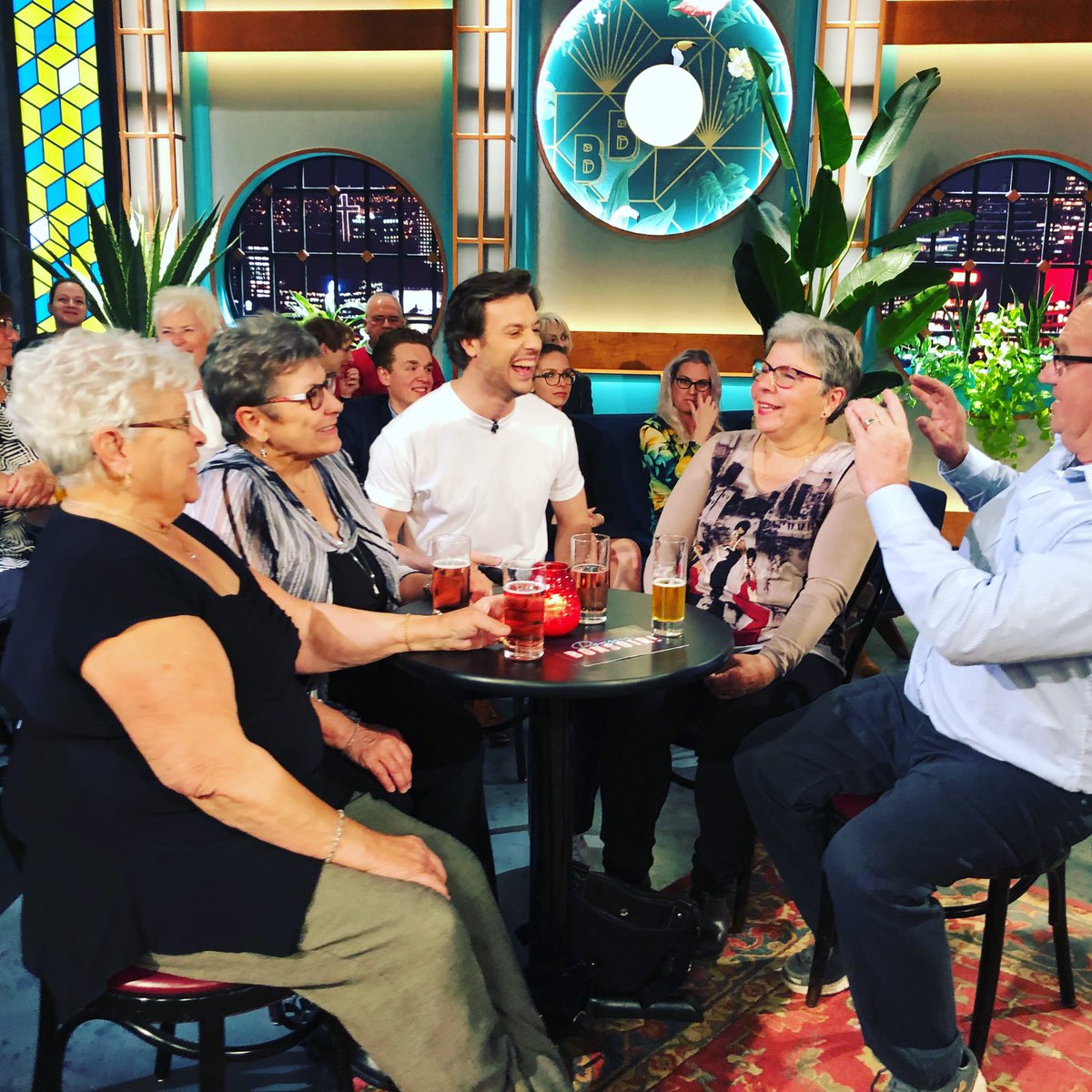 PublicCible's tweet photo. Lorsqu’on assiste à l’enregistrement de @BonsoirBonsoir_ on fait de belles rencontres ! 🤩 https://t.co/RRiIXTZFH4 #BonsoirBonsoir #public #assister #émission #télévision #TvShow https://t.co/kBp8VgWRm4