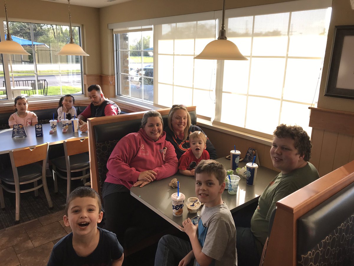 AvonNovas's tweet photo. A busy night at @culvers in Grayslake to support the @AvonNovas PTF. https://t.co/2nTIFEw2gx