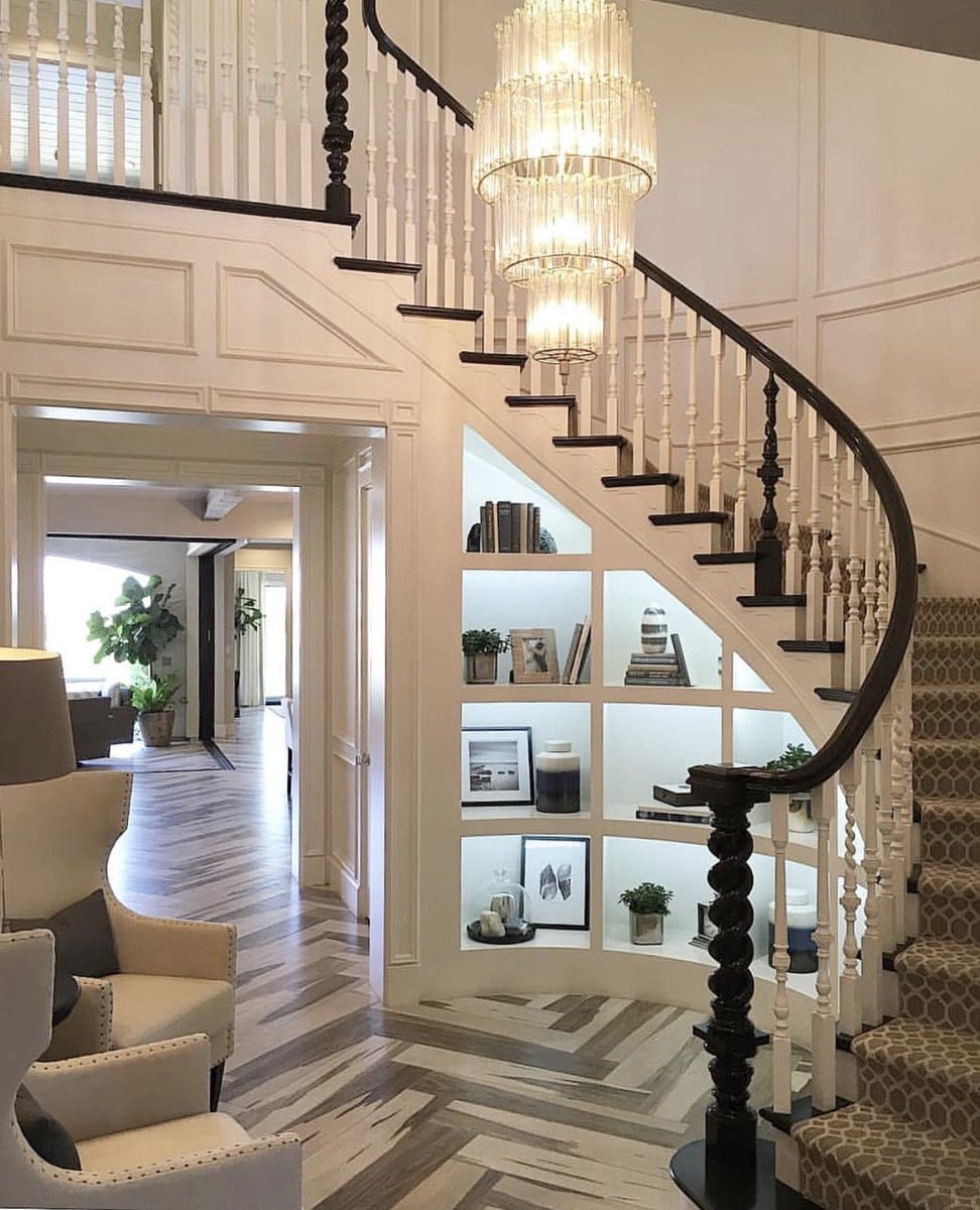 Now THAT’S how you make an entrance ✨
.
.
.
#light #lighting #lightinginspiration #lightingdesign #design123 #interiordesign #luxeathome #dailyinspo #photooftheday #lightupyourlife #beauty #highend #residential #entryway #entrywaylighting #sandiego #losangeles #tazzlighting