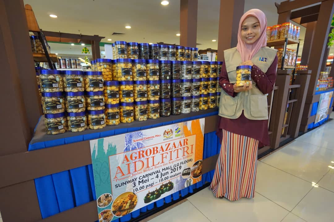 AbOpenang's tweet photo. Salam Ramadhan.
Prgm Agrobazaar Aidilfitri FAMA sedang berlangsung di LG Floor Sunway Carnival Mall  hingga mlm raya.
Pelbagai pilihan biskut raya moden &amp; tradisional, baju batik, songkok serta acar/sambal bilis utk bersahur.
Pkt pi ramai ramai😍
@FAMA_Malaysia 
@famapulaupinang https://t.co/SmYfrLIhJn