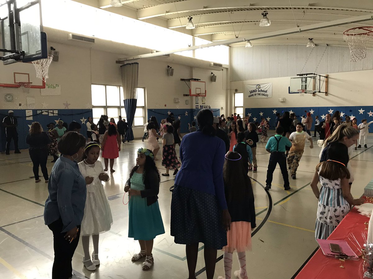 sandhartford's tweet photo. Our 4th and 5th grade family dance! #smoothtransitioning #buildingcommunity #endofyearfun #bringingfamiliestogether #DMEwork https://t.co/3XDZ0ynccg