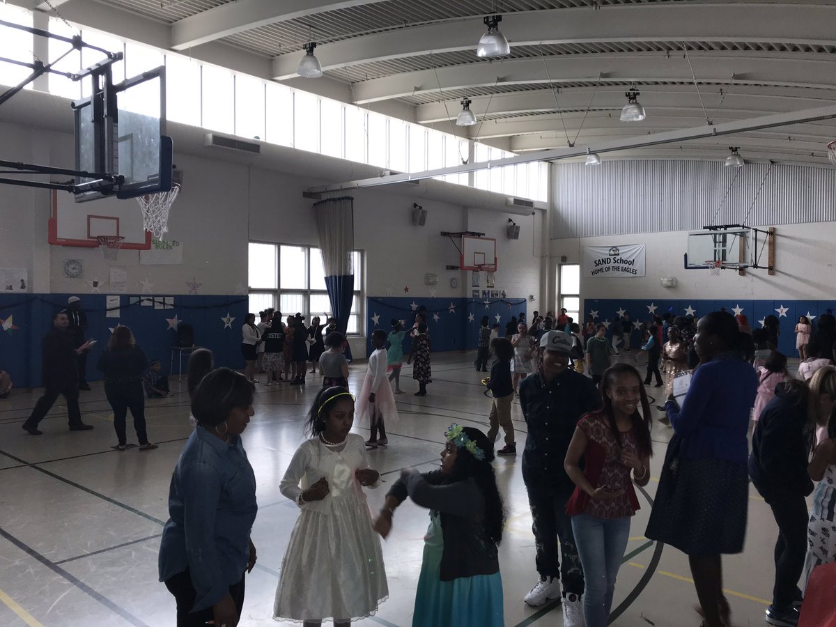 sandhartford's tweet photo. Our 4th and 5th grade family dance! #smoothtransitioning #buildingcommunity #endofyearfun #bringingfamiliestogether #DMEwork https://t.co/3XDZ0ynccg