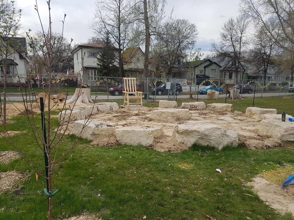 GreenwaySchool_'s tweet image. Welcome to our Outdoor Classroom... Amazing efforts speared headed by our resident ESD Extraordinaire @Greenway_Rm220 Students will be so excited to learn!  Now if we can just get the weather to cooperate... #flexiblelearningenvironments #outdoorclassroom #outdoorlearning