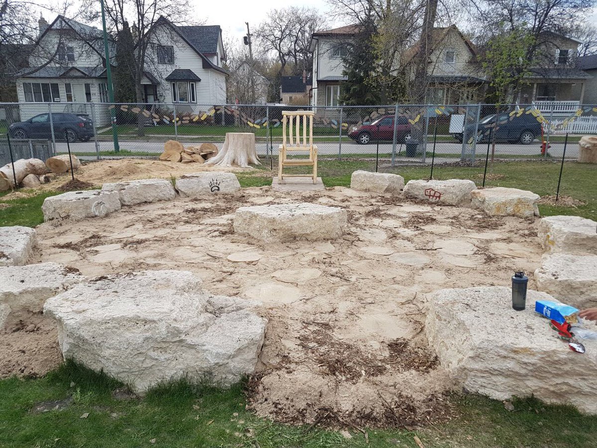 GreenwaySchool_'s tweet image. Welcome to our Outdoor Classroom... Amazing efforts speared headed by our resident ESD Extraordinaire @Greenway_Rm220 Students will be so excited to learn!  Now if we can just get the weather to cooperate... #flexiblelearningenvironments #outdoorclassroom #outdoorlearning