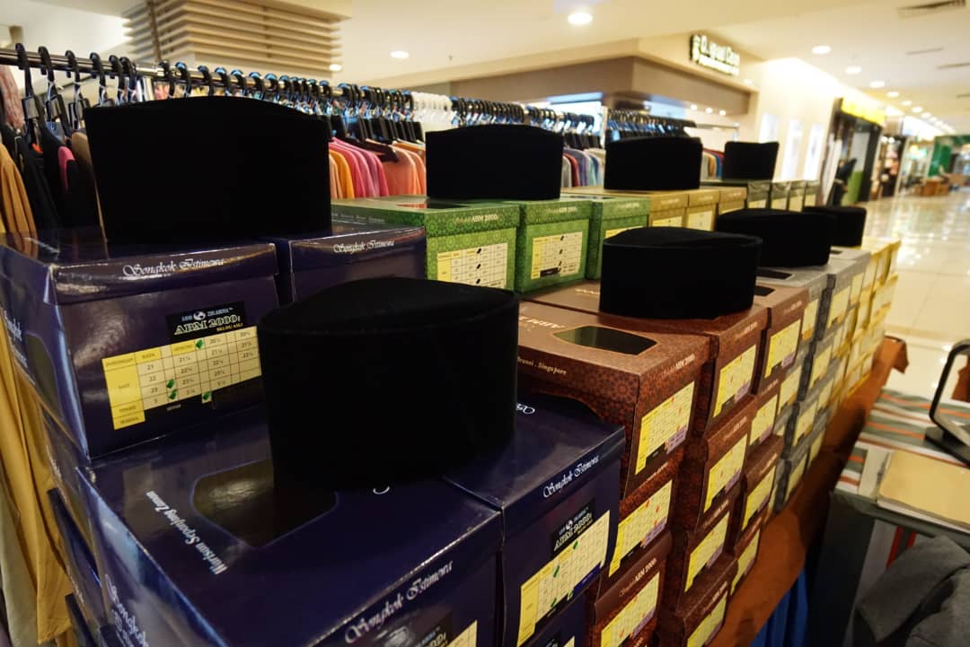 AbOpenang's tweet photo. Kepada yg mencari songkok, pelikat, butang baju melayu, baju batik utk raya nanti berkunjung lah ke Agrobazaar Aidilfitri FAMA@Sunway Carnival Mall Seberang Jaya.
Cari di LG Floor ya.
Beroperasi sehingga mlm raya.
10.00 pg - 10.00 mlm https://t.co/YiPlwHq2bA