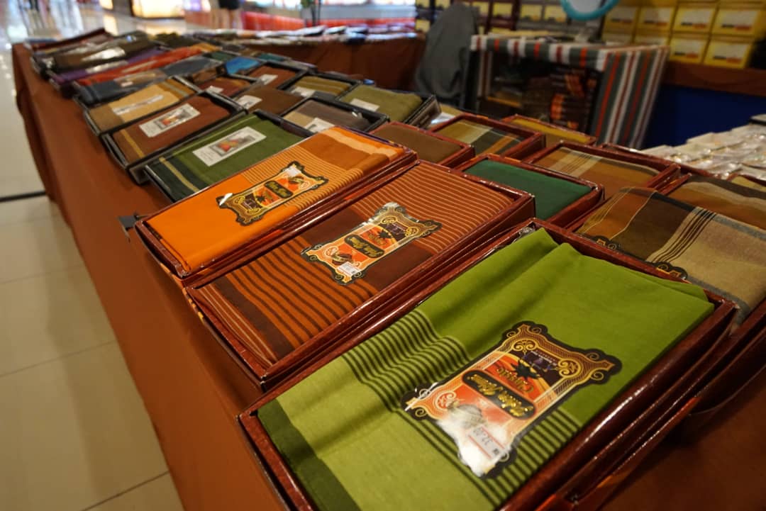 AbOpenang's tweet photo. Kepada yg mencari songkok, pelikat, butang baju melayu, baju batik utk raya nanti berkunjung lah ke Agrobazaar Aidilfitri FAMA@Sunway Carnival Mall Seberang Jaya.
Cari di LG Floor ya.
Beroperasi sehingga mlm raya.
10.00 pg - 10.00 mlm https://t.co/YiPlwHq2bA