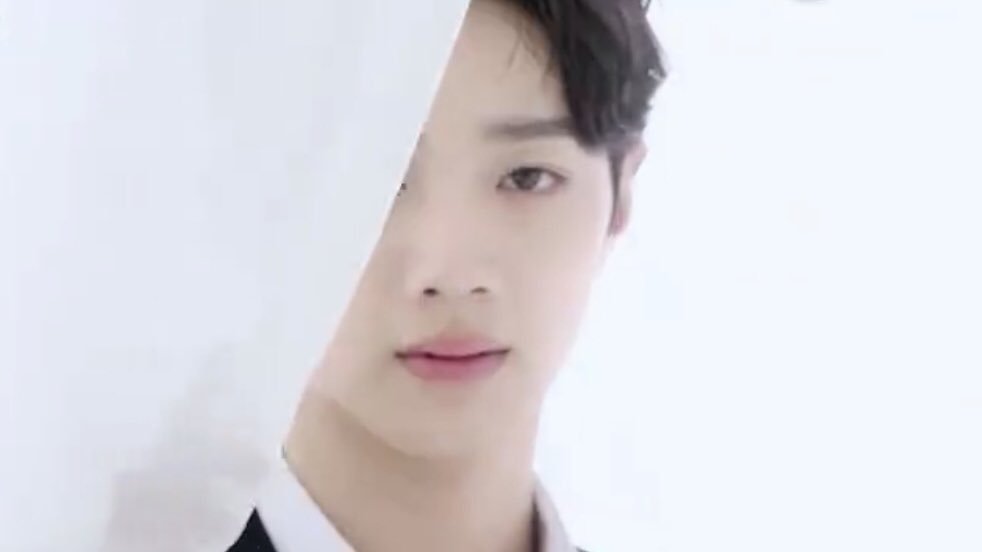 KuanLove923's tweet photo. #라이관린 찍는 광고마다 대박이야 여심저격 탕탕 〰 https://t.co/cXo9VwoSp8