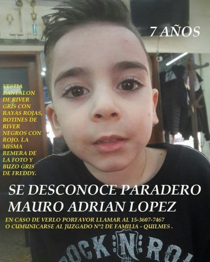 ElCaminanteWeb's tweet photo. #Quilmes  Buscan a Mauro Adrián López, de 7 años, que fue visto por última vez ayer domingo. Vestía pantalón de River gris con rayas rojas,  botines de River negros con rojo y la misma remera de la foto. Por información comunicarse al 153607767 o al Juzgado N°2 de Familia-Quilmes https://t.co/HMhFEcFgaX