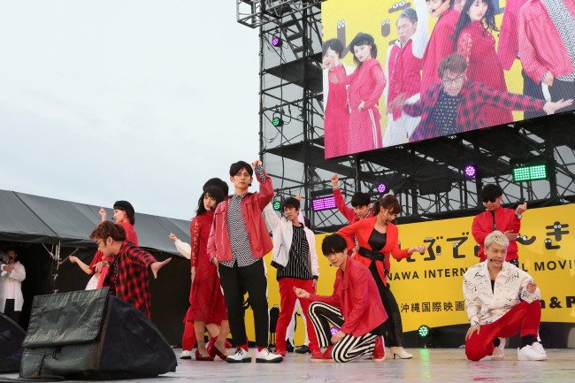 oimf_official's tweet photo. 【開催レポート📝】
波の上うみそら公園で「吉本坂46ステージ」の様子をお届け✨

「#RED」「#POPMONSTER」「ビター＆スイート」「#スイートMONSTER」「#CC5」「選抜メンバー」が登場‼
詳しくはコチラ👇
https://t.co/a1eS8IgkPW

#沖縄国際映画祭
#島ぜんぶでおーきな祭
#吉本坂46 https://t.co/QSR8g35w5u