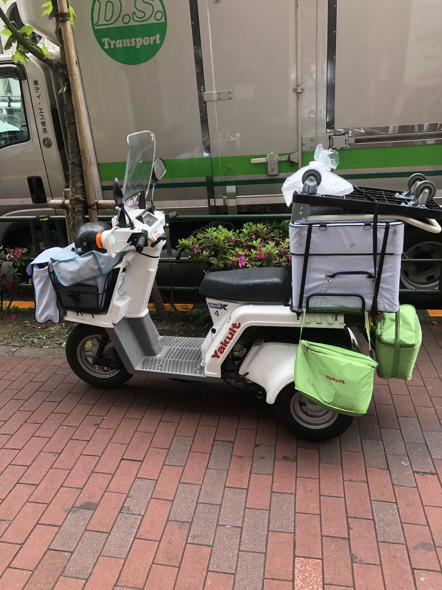 ダイノジ大谷 On Twitter このパターン どこかのビルに入ってるときは 待ちます ヤクルトレディの方が戻るのを そして今回はこれ しめて 1006円 すごくいい買い物できた タフマンスーパー飲んで午後の打ち合わせを乗り越える もちろんヤクルト400は配るのだ Https