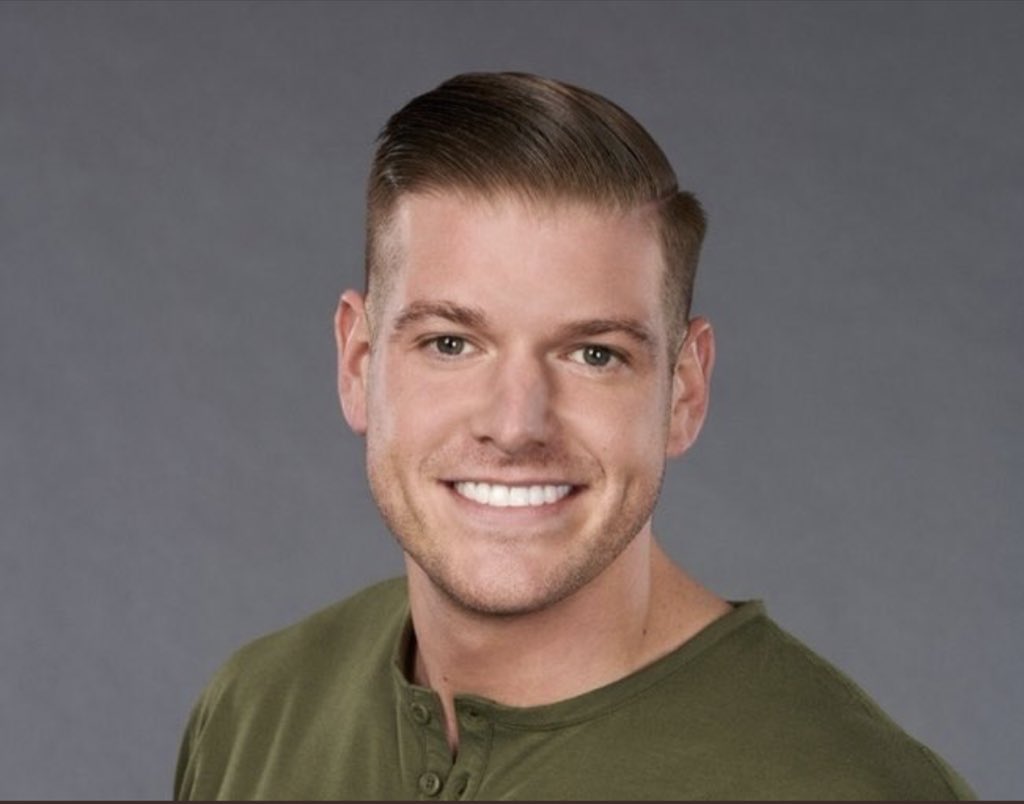 AlyssaEvans23's tweet photo. Missing: Matt McDonald 

If seen please return to Hannah B. And swap for John Paul Jones for the love of God 👨🏼‍🌾

#TheBachelorette https://t.co/z6dq30JIwK