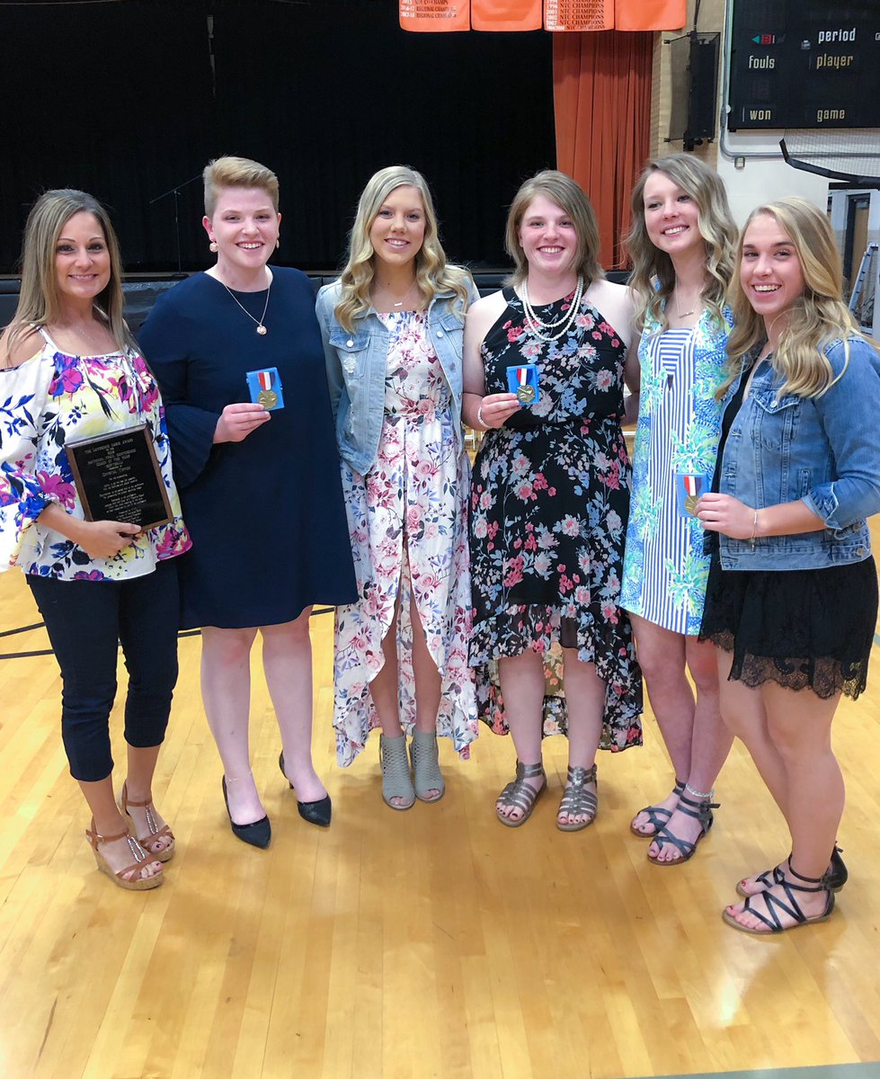 BulldogSta's tweet photo. 🥎🥇NTC First Team All Conference
📍Allie Day
📍Liz Day
📍Katie Kabbes 

🥎🏅All Conference Honorable Mention 
📍Jessica Coffin
📍Sydney Gibson

🥎🏅NTC Co-Coach of the Year
📍Coach Crystal Tipton https://t.co/FG6gMfWCck