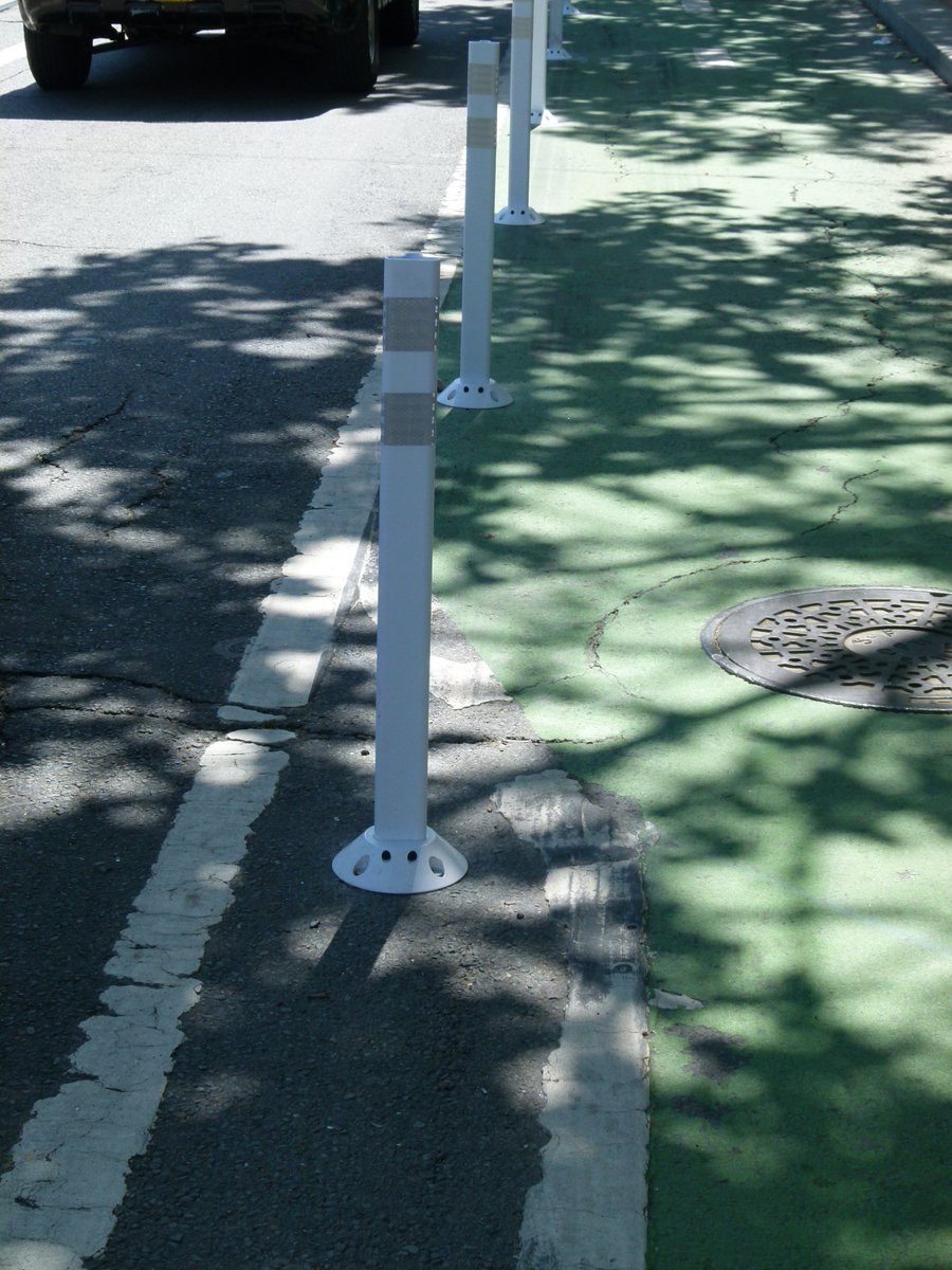 The buffer zone disappears! And then reappears after the jughandle. The line of posts stays perfectly straight, but the edge of the bike lane zig-zags to be wider at the jughandle.It's clear to me that this is not an erroneous install, it's what they meant to do.