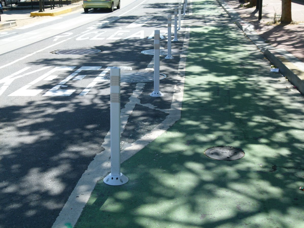 The buffer zone disappears! And then reappears after the jughandle. The line of posts stays perfectly straight, but the edge of the bike lane zig-zags to be wider at the jughandle.It's clear to me that this is not an erroneous install, it's what they meant to do.