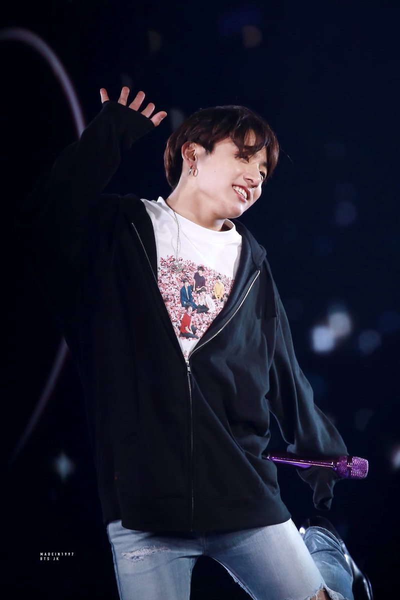 strapjeon's tweet photo. IM SO DEVESTATED .... DO U SEE HIS SWEATER PAWS HOLDING HIS MIC IM !!! IM UGLY SOBBING PLEASE JUNGKOOK IS LITERALLY A BABIE . https://t.co/iYoufV6lD0