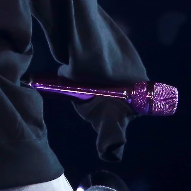 strapjeon's tweet photo. IM SO DEVESTATED .... DO U SEE HIS SWEATER PAWS HOLDING HIS MIC IM !!! IM UGLY SOBBING PLEASE JUNGKOOK IS LITERALLY A BABIE . https://t.co/iYoufV6lD0