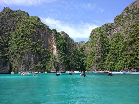 misskaya8's tweet photo. It's #traveltuesday again! 🌊 One of the most popular tourist and backpacking destinations in Southeast Asia - any guesses where this is? https://t.co/3FkrcI7MN6
