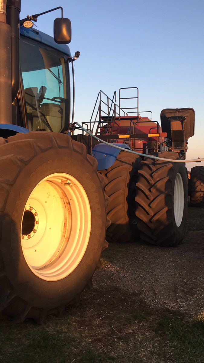 ranfurlyredneck's tweet photo. @trav_giebelhaus @14mikegottselig @WebbsMachinery @paulenns1 @kittlefarms @PioneerSeedsCA Fueling up w/ some #BlackGold to put the my favourite kind in the ground.  #45CS40 #WestCdnAg #plant19 #HawkSighting19 https://t.co/1z0ryfmDwk