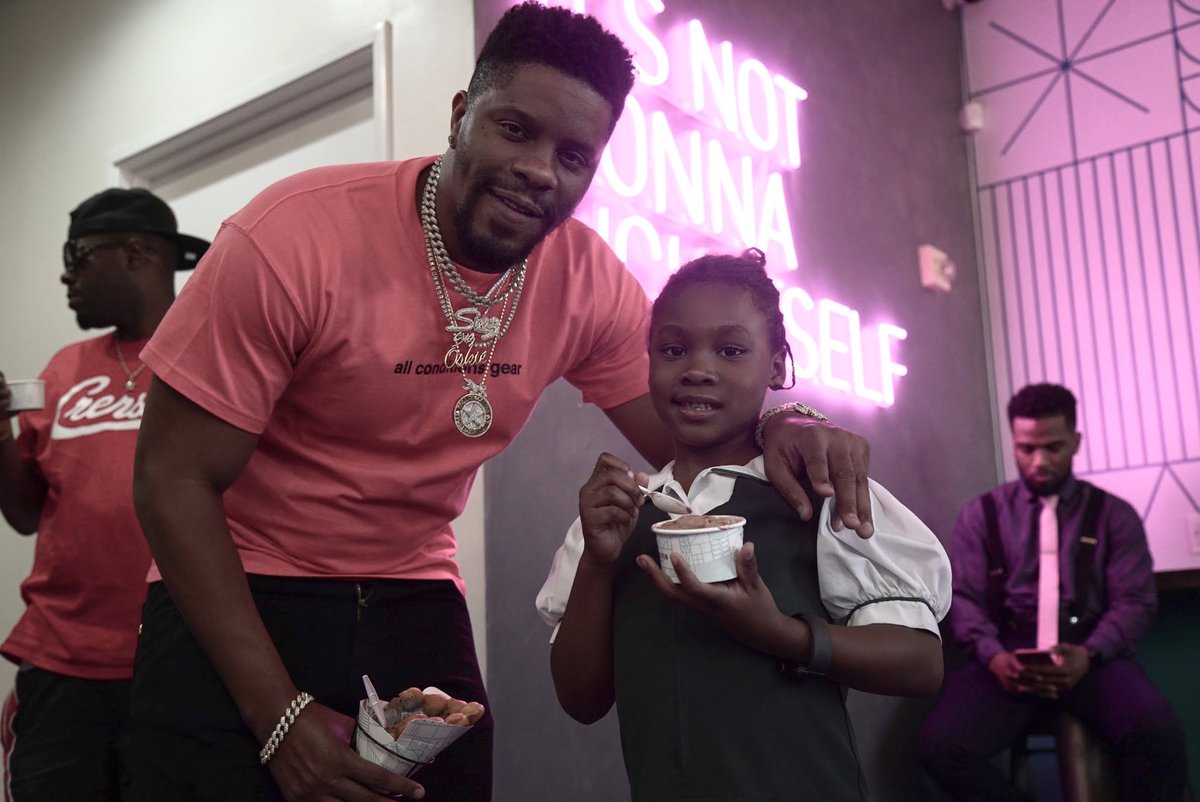 theivywinfrey's tweet photo. #MondaysWithMom ... stopped by to celebrate the 10 year anniversary of @DorroughMusic โs debut platinum certified single #IceCreamPaintJob at #CauldronIceCream ๐ ๐ธ @_bhf_ https://t.co/W0ivxcqylJ