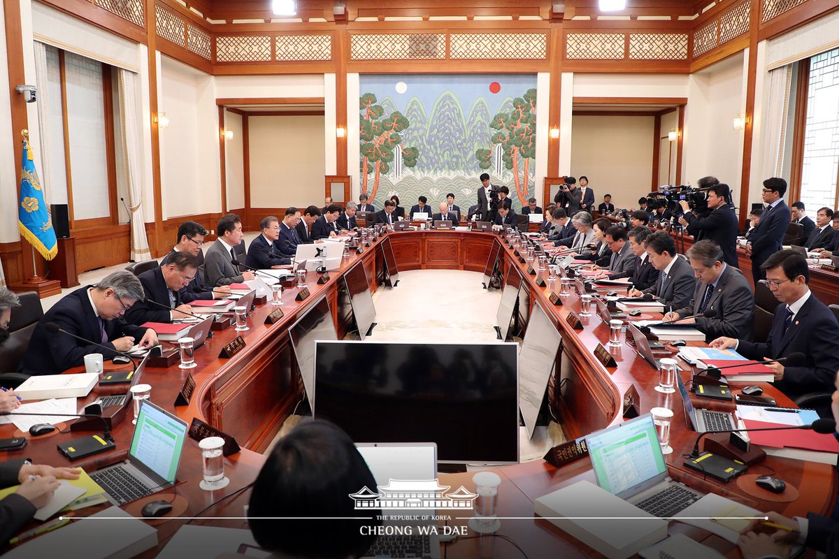 국무회의에서 문재인 대통령은 대내외 경제 여건 악화에 따른 리스크 관리와 경제 정책에 속도를 내달라고 지시했습니다. 또한 대통령은 "민생에 온기를 넣기 위해서 초당적으로 힘을 모을 필요가 있다"며 여야정 국정상설협의체 개최와 5당 대표 회동을 언급했습니다. 
bitly.kr/8dcES4