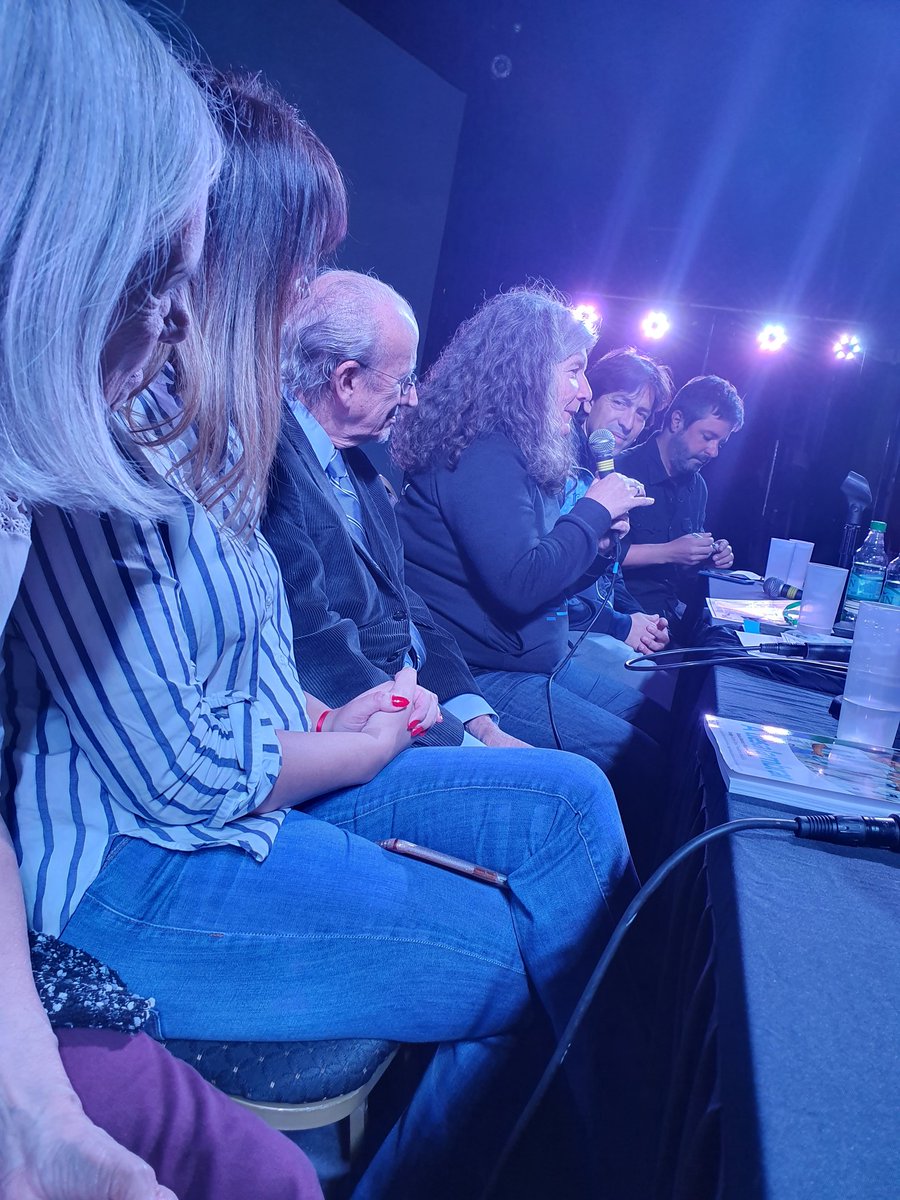 Quedate con quien te mire y te escuche como nosotros a @MonicaSantino ✊