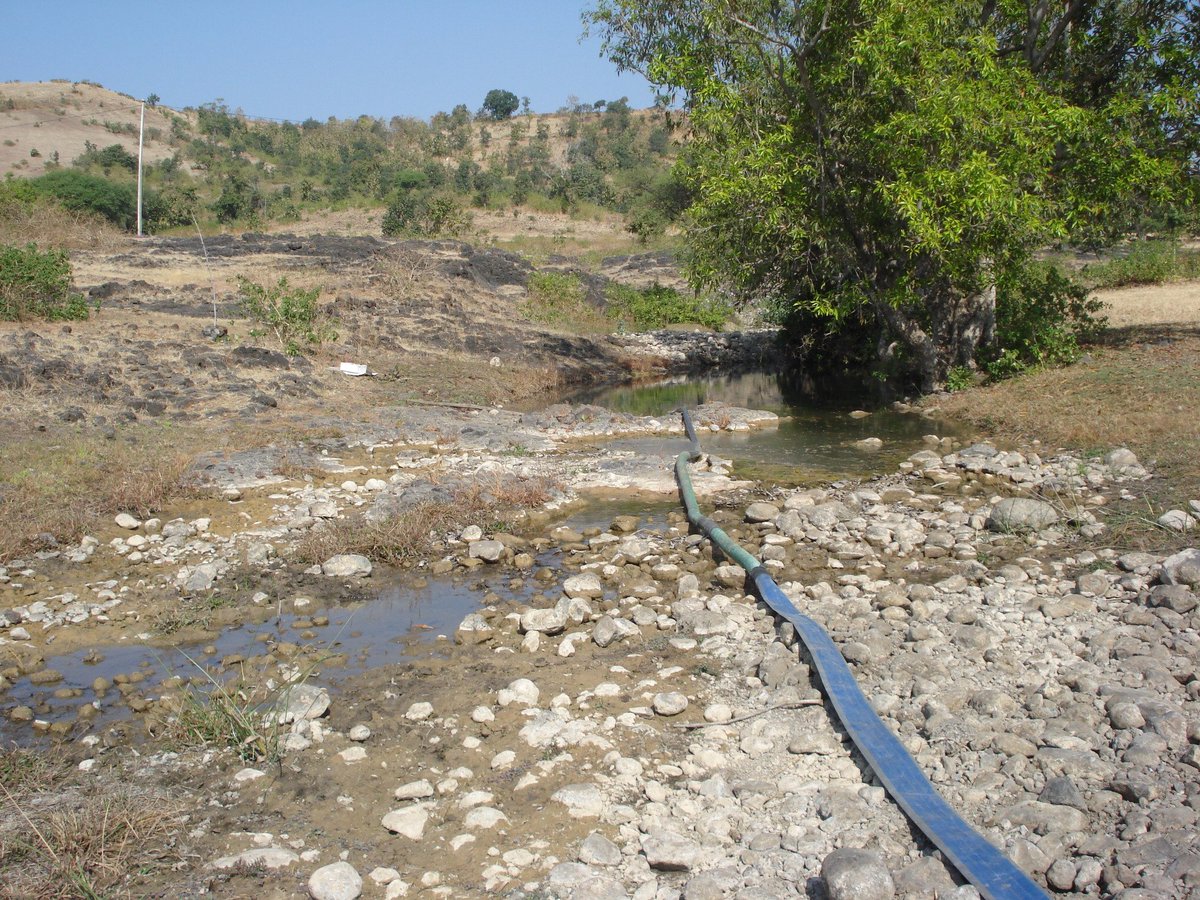 _chandnisingh's tweet photo. @CarbonBrief @RachelGodfreyWo 2. Watershed development schemes and links with adaptive capacity:
There are many drawbacks to India's watershed policies but many examples of it having ecological and economic benefits. See work by @WOTRIndia #MYRADA #FES as some examples. (5/n) https://t.co/jlt4kmnSef