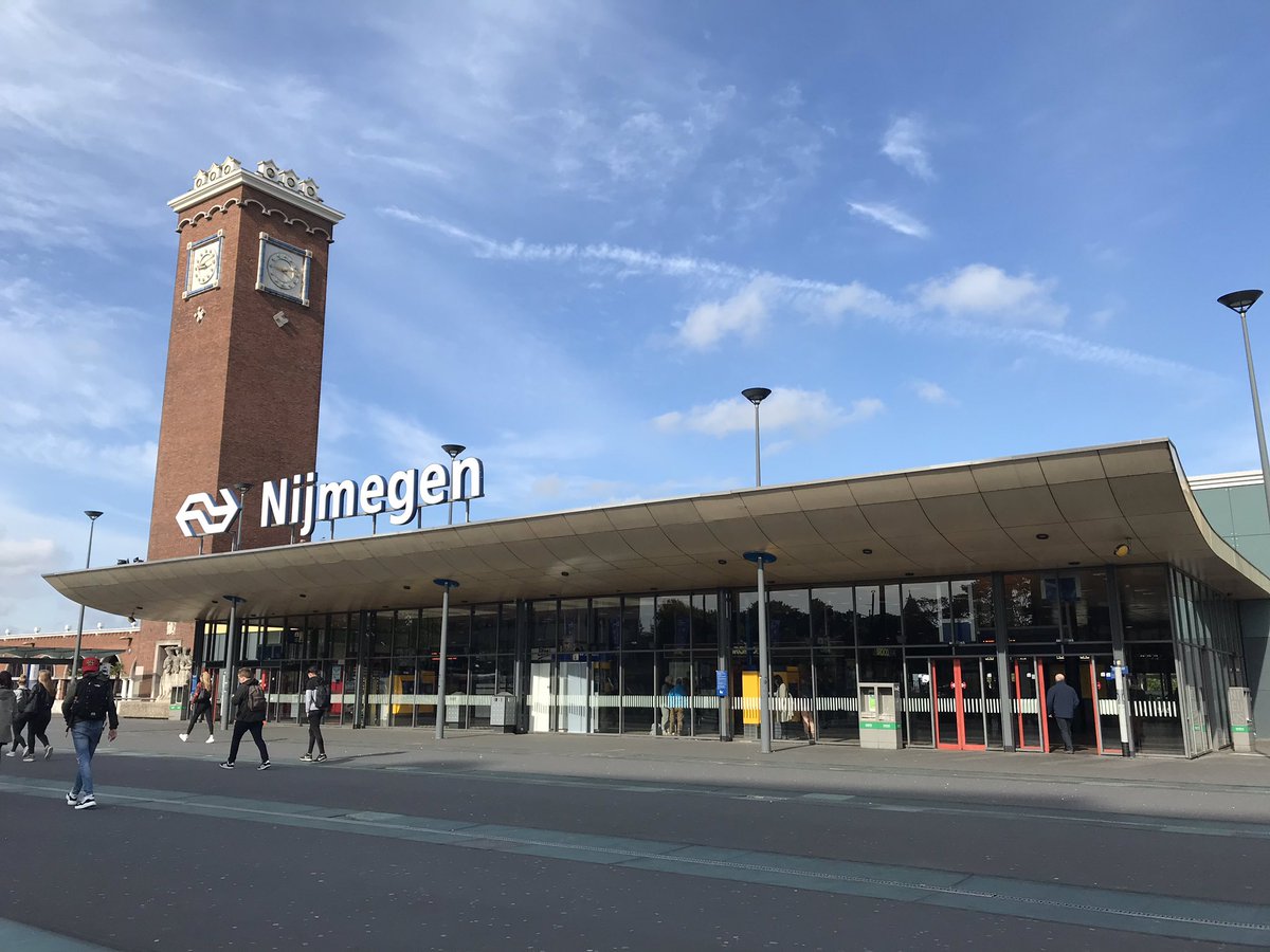 Nimègue, Pays-Bas, ce matin. 
Des flots de personnes se déplacent à vélo. Pas une ne porte un casque. 
C’est le pays le plus sûr d’Europe pour les déplacements à vélo. 
Vous remarquerez en revanche les pistes cyclables.