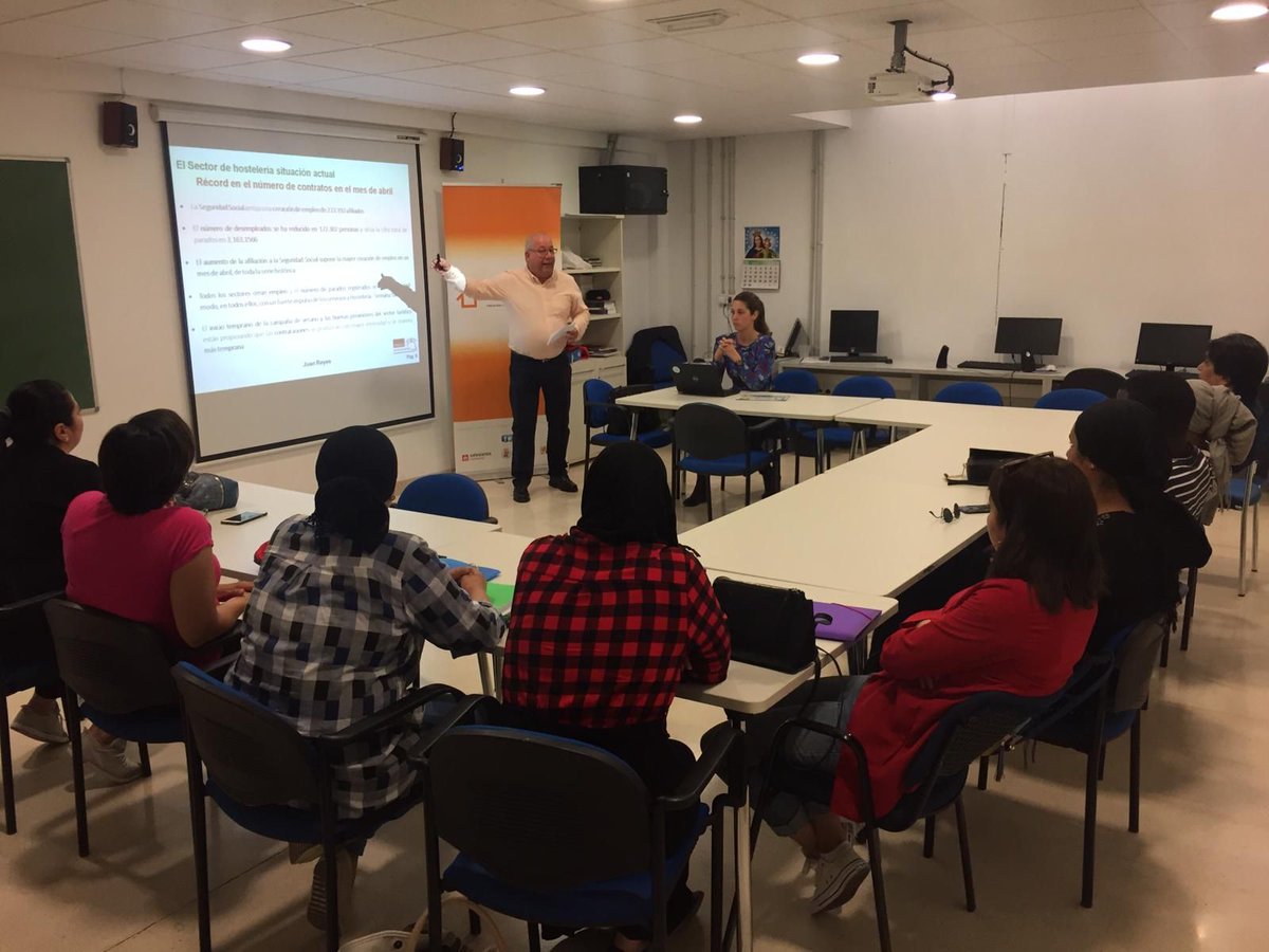 fundacionFISAT's tweet photo. Nuestros/as alumnos/as del curso de ayudante de cocina del #ProgramaAlraso Cartagena reciben una formación por parte de Juan Félix Rodríguez y Sandra Pallarés de @adecco_es #adecco #masparaquientienemenos https://t.co/KMO7gq6F0P