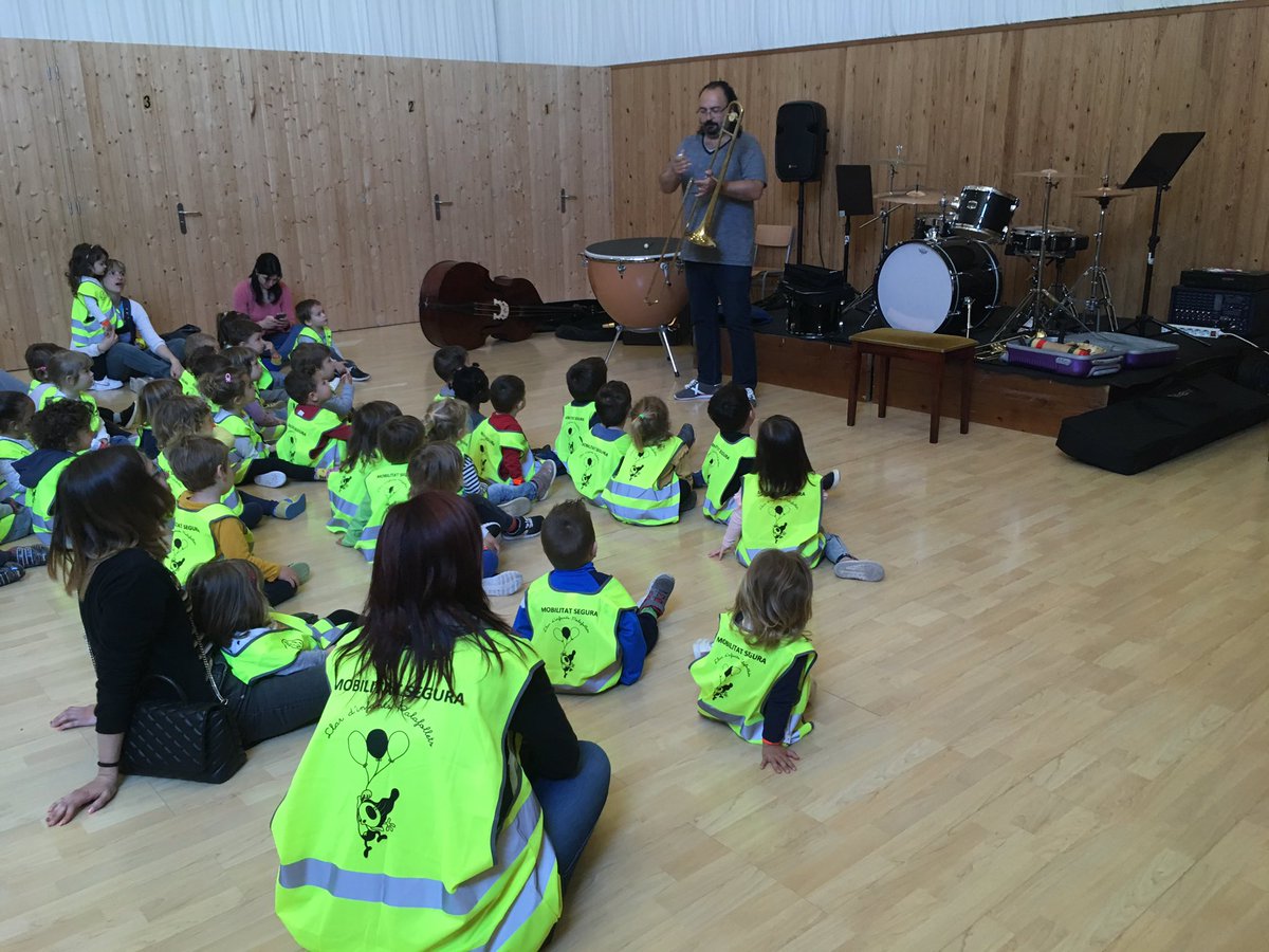 AjuntamentPLF's tweet photo. La Llar d’Infants municipal avui coneix molts instruments i com sonen perquè visita l’Escola municipal de Música i Dansa. Han estat molt bons i bones alumnes! @emmidpalafolls #educaPLF #serveisPLF https://t.co/V4c6tP9uCt