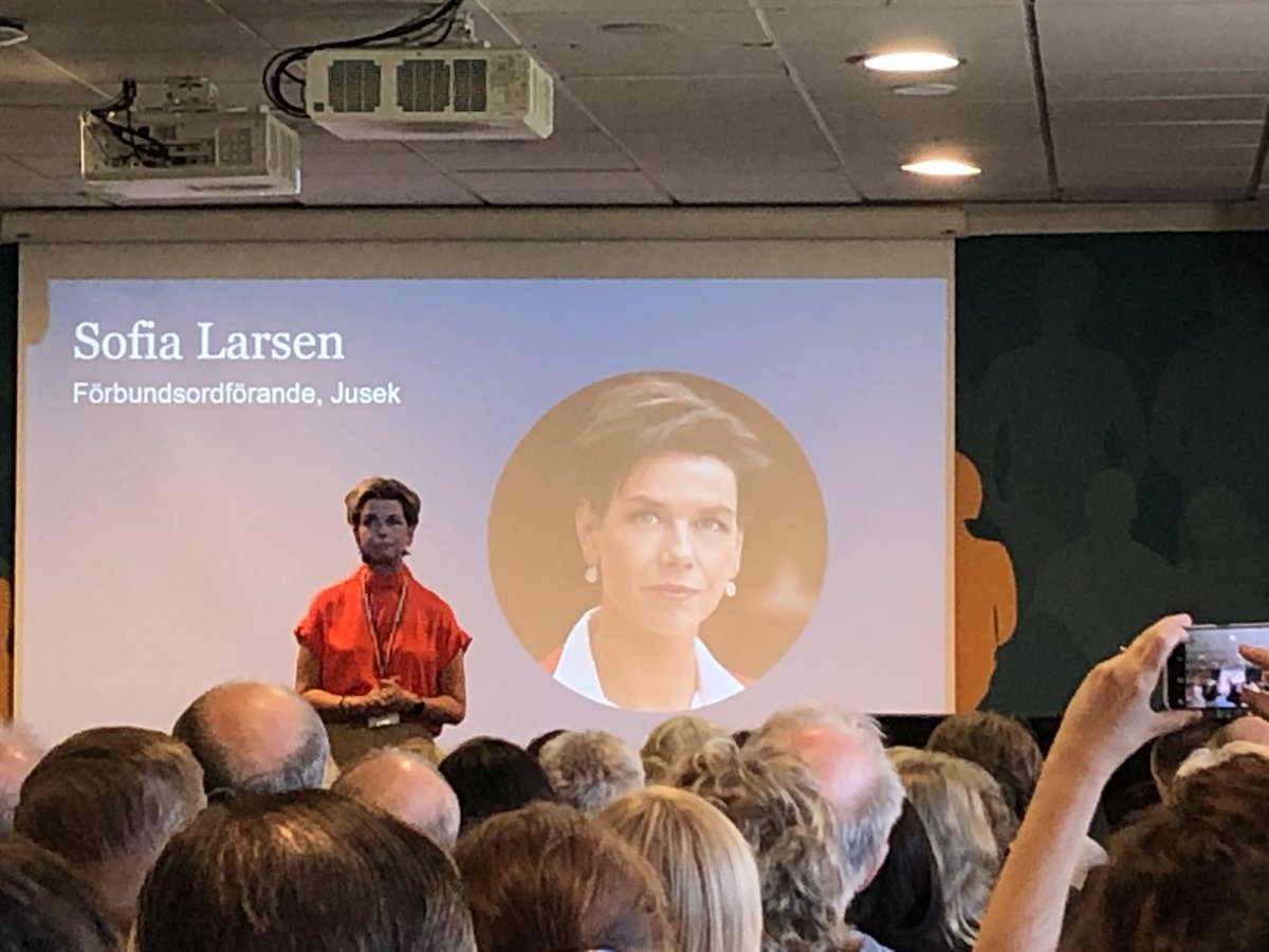 CTarschys's tweet photo. Juseks ordförande Sofia Larsen inleder #jusek fullmäktige med att lyfta hur @jusek vill ändra samhället, genom långsiktig finansiering av #helarättskedjan, att invandrade akademiker får #rättjobb och att våra medlemmar får högt välbefinnande och #jobblycka på arbetet. https://t.co/Nimy06SEXH