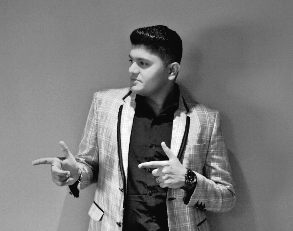 iamkaranbachani's tweet photo. Today cmpltd the promo shoot of my new chat show Konnect with Karan. Stay tuned for more updates and subscribe my youtube channel - Karan Bachani.
#Bollywood #bollywoodstars #connected #konnectwithkaran #chatbots #Interviews #Celebs https://t.co/iTstlJN8Cb