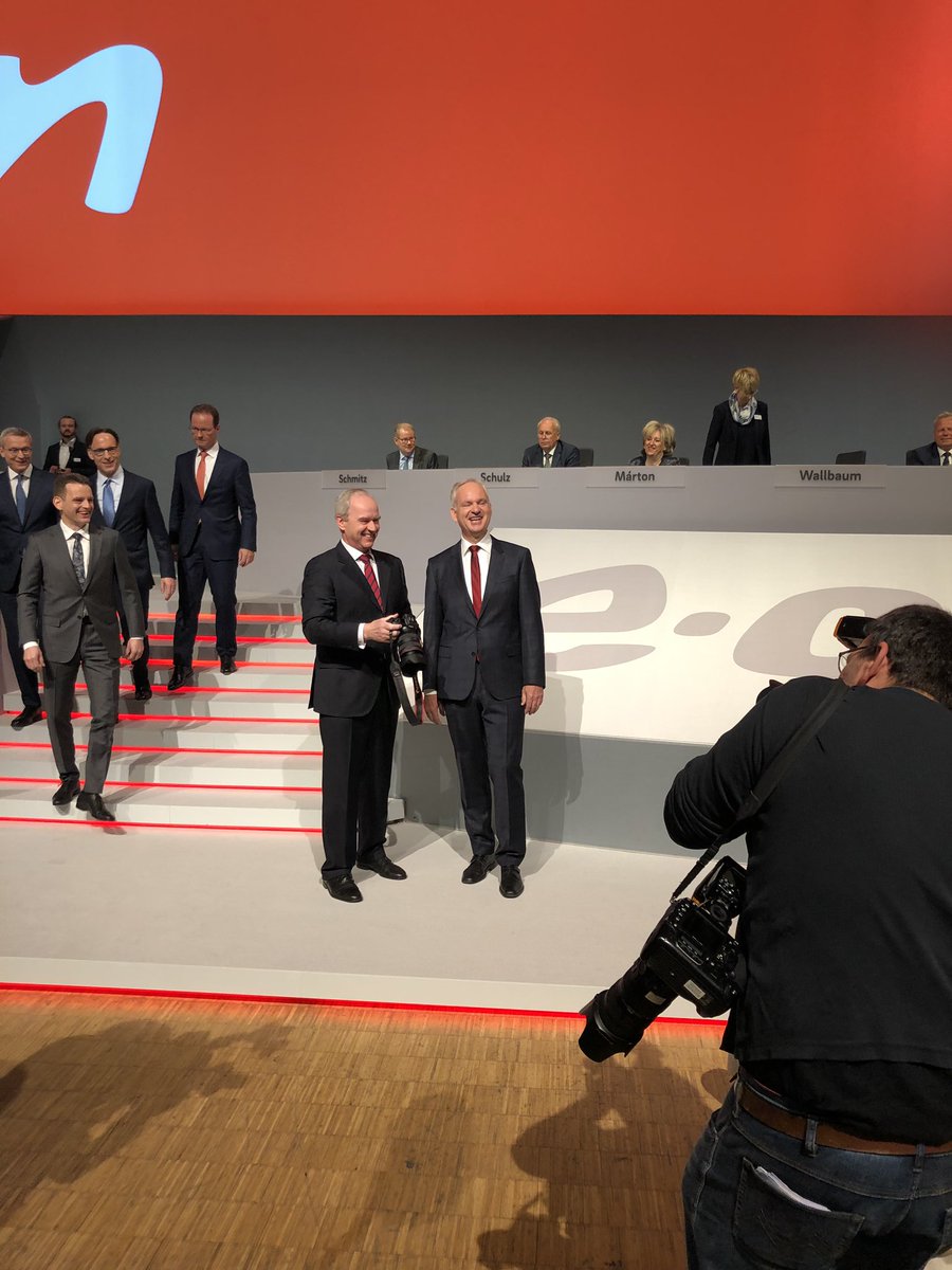 EON_Presse's tweet photo. Wenn ein Aufsichtsratschef Journalisten fotografiert - und der CEO viel Spaß dabei hat: Karl-Ludwig-Kley mit Johannes Teyssen bei der E.ON #Hauptversammlung in Essen https://t.co/202g0WqJ6o