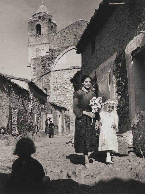 Don_Lazzara's tweet photo. Una Mamma scalza accompagna la figlia alla prima Comunione. La fede dei nostri padri ha tanto da insegnare! https://t.co/MoPse2p8WZ