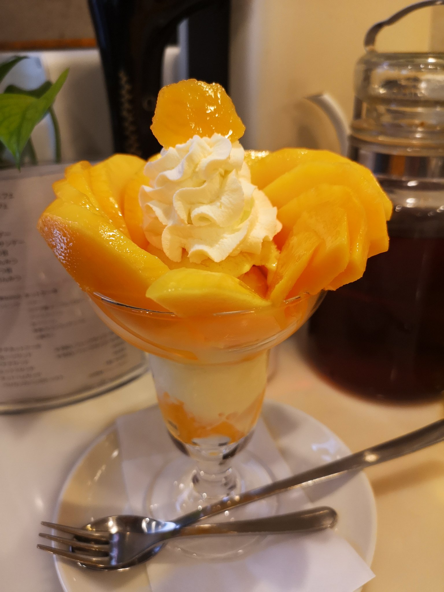メロンパン王子 東京 浅草の フルーツパーラーゴトー で食べた 宮崎マンゴーパフェ 見た目も綺麗で スマホのカメラでai撮影だと花で認識された 浅草 台東区 フルーツパーラーゴトー フルーツパーラー 宮崎マンゴー 宮崎 宮崎マンゴーパフェ