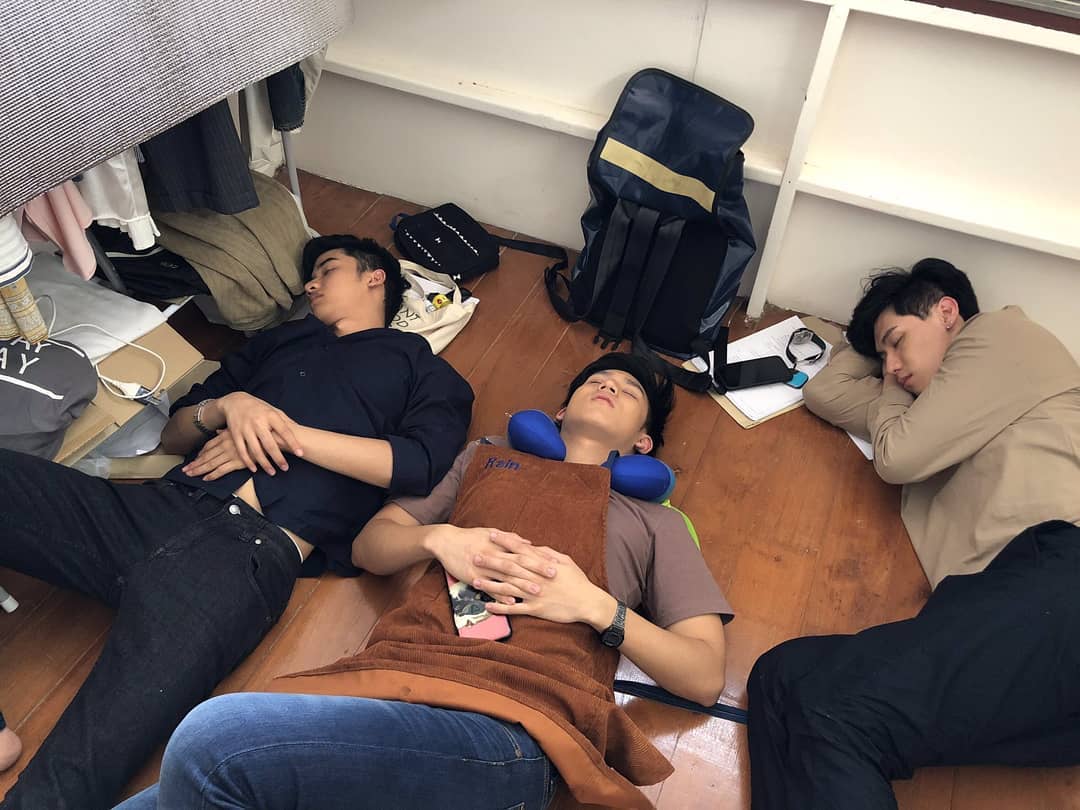 Спящие в сеуле. Китайцы спят в офисе. Сон на рабочем месте. В Японии спят на работе.