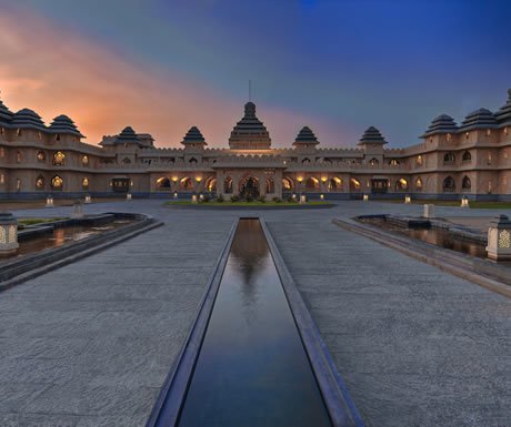 luxurytravel's tweet photo. Our pick of India's palaces-turned-hotels https://t.co/xTcWVsTbD9 https://t.co/OYXDmxq1uY